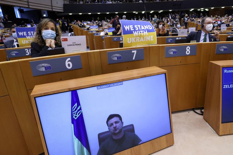 &copy; Reuters. الرئيس الأوكراني فولوديمير زيلينسكي (على الشاشة) يلقي كلمة في الجلسة الخاصة للبرلمان الأوروبي في بروكسل يوم الثلاثاء. تصوير: إيف هيرمان - رو