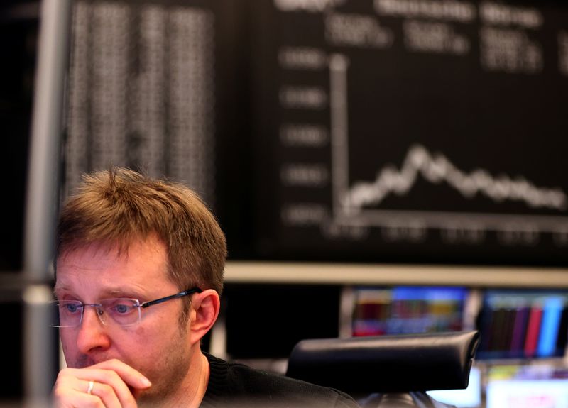 © Reuters. Wall Street est attendue dans le rouge et les Bourses européennes creusent leurs pertes à mi-séance mardi. Les contrats à terme sur les principaux indices new-yorkais signalent une ouverture en baisse de 0,71% pour le Dow Jones, de 0,87% pour le Standard & Poor's 500 et de 0,94% pour le Nasdaq. À Paris, le CAC 40 perd 3,27%  à 12h00 GMT après un bref passage en territoire positif en début de matinée et se rapproche de son plus bas de jeudi dernier. A Londres, le FTSE 100 cède 1,15% et à Francfort, le Dax recule de 2,83%. L'indice EuroStoxx 50 est en baisse de 3,14%, le FTSEurofirst 300 de 1,71% et le Stoxx 600 de 1,98%. /Photo d'archives/REUTERS/Kai Pfaffenbach