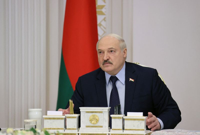 &copy; Reuters. رئيس روسيا البيضاء ألكسندر لوكاشينكو في منسك يوم 24 فبراير شباط 2022. صورة لرويترز من وكالة أنباء بيلتا الرسمية. (يحظر إعادة بيع الصورة أو الاحت