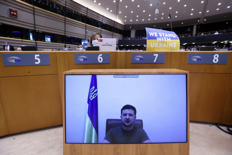 © Reuters. Ukrainian President Volodymyr Zelenskiy addresses the European Parliament special session, from a screen, to debate its response to the Russian invasion of Ukraine, in Brussels, Belgium March 1, 2022. REUTERS/Yves Herman