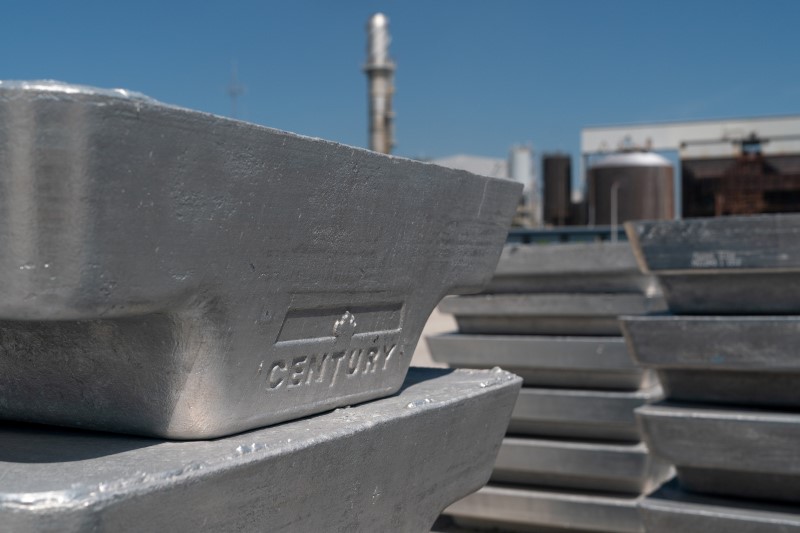 &copy; Reuters. Imagen de archivo de bloques de aluminio de alto grado de 1200 libras antes de ser cargados en Century Aluminum Company en Hawesville, Kentucky, Estados Unidos. 14 de mayo, 2019. REUTERS/Bryan Woolston/Archivo