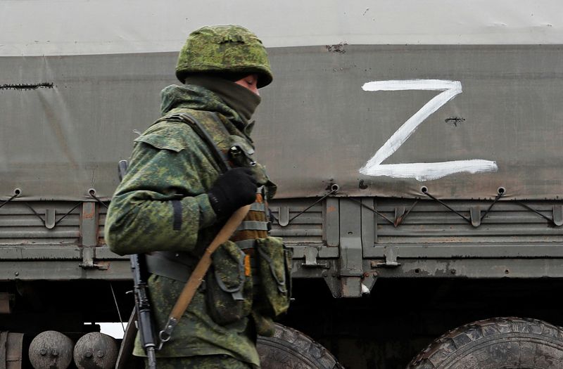 &copy; Reuters. Imagen de archivo de un miliciano prorruso caminando junto a una caravana militar de fuerzas armadas de la separatista autoproclamada República Popular de Lugansk en un camino en la región de Lugansk, Ucrania. 27 de febrero, 2022. REUTERS/Alexander Ermo