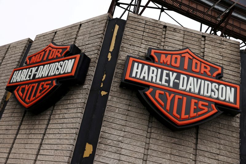 © Reuters. FILE PHOTO: The logo of Harley-Davidson motorcycles is seen at a dealership in Queens, New York City, U.S., February 7, 2022. REUTERS/Andrew Kelly/