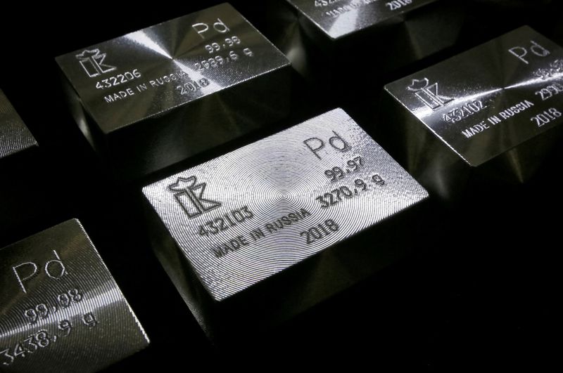 &copy; Reuters. FILE PHOTO: Ingots of 99.98% and 99.97% pure palladium are seen at the Krastsvetmet non-ferrous metals plant in the Siberian city of Krasnoyarsk, Russia November 22, 2018. REUTERS/Ilya Naymushin/File Photo