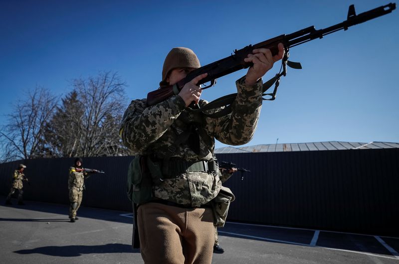 &copy; Reuters. FILE PHOTO: New members of the Ukrainian Territorial Defence Forces train with newly received weapons in Kyiv, Ukraine February 28, 2022. REUTERS/Gleb Garanich