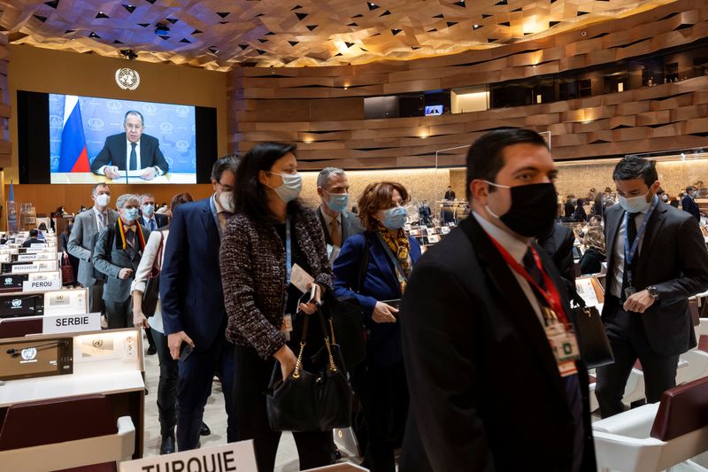 &copy; Reuters. Varios embajadores y diplomáticos de distintos países abandonan el Consejo de Derechos Humanos de las Naciones Unidas en el momento en que el ministro de Exteriores ruso, Serguéi Lavrov (en la pantalla),  toma la palabra en un vídeo pregrabado, en la 