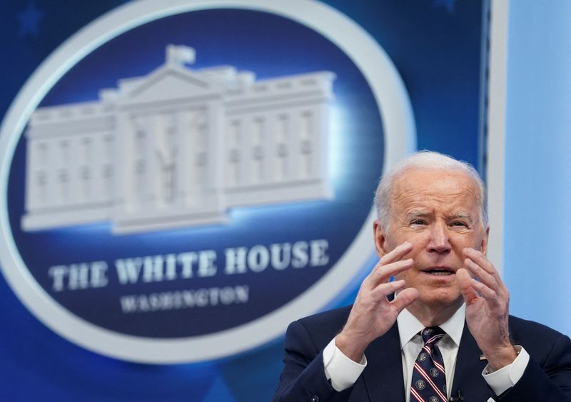 &copy; Reuters. Imagen de archivo del presidente de Estados Unidos, Joe Biden, durante una mesa redonda virtual sobre cómo conseguir minerales clave en la Casa Blanca, en Washington, Estados Unidos. 22 de febrero, 2022. REUTERS/Kevin Lamarque 