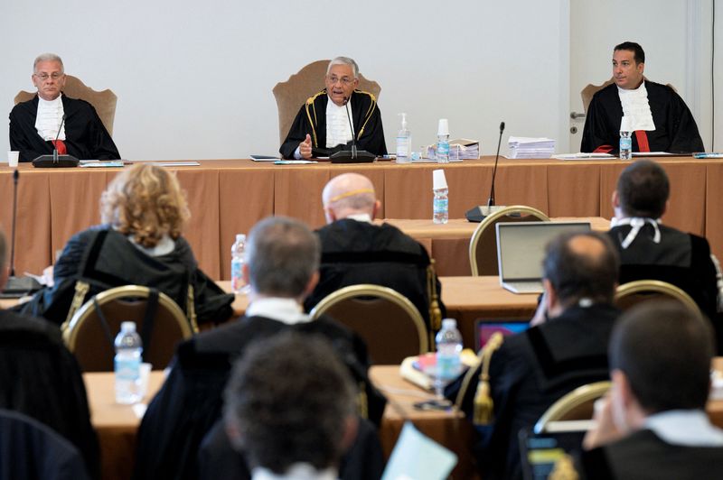 &copy; Reuters. FOTO DE ARCHIVO: El vaticano comienza un juicio a 10 personas el 27 de julio del 2021. Vatican Media/Handout via REUTERS/foto de archivo