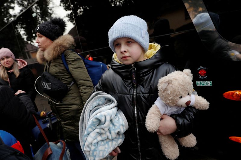 &copy; Reuters. A child from Ukraine waits for a bus going to the Netherlands, after fleeing Russia's invasion of Ukraine, in Beregsurany, Hungary March 1, 2022. REUTERS/Bernadett Szabo