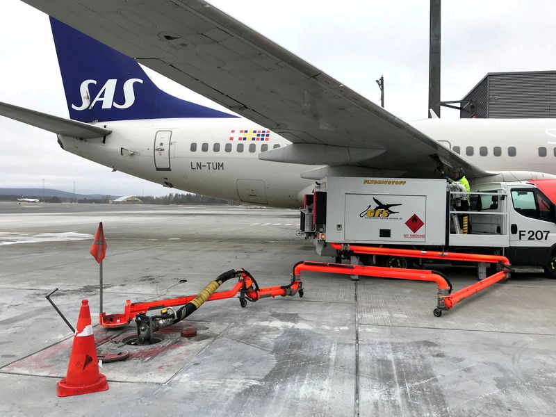 &copy; Reuters. FILE PHOTO: A Scandinavian Airlines (SAS) plane is refuelled at Oslo Gardermoen airport, Norway November 7, 2019. REUTERS/Lefteris Karagiannopoulos