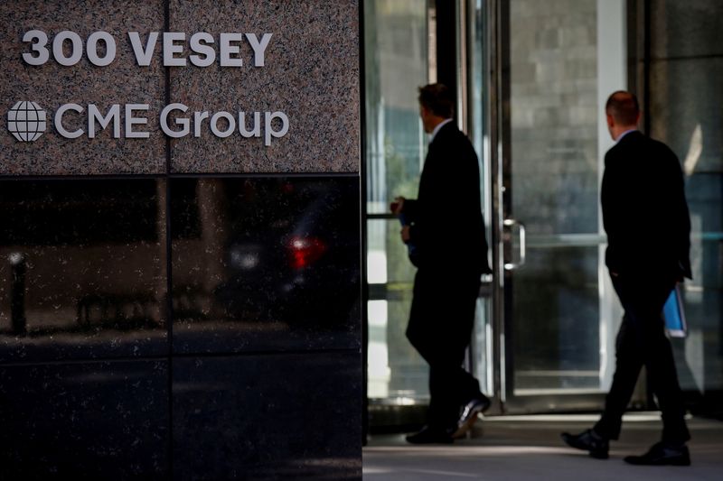 &copy; Reuters. FILE PHOTO: Men enter the CME Group offices in New York, U.S., October 18, 2017. REUTERS/Brendan McDermid