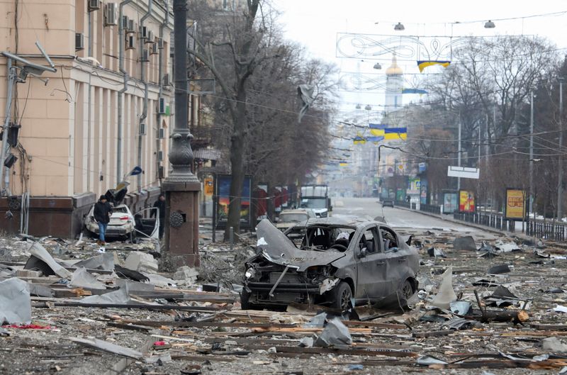 © Reuters. A view shows the area near the regional administration building, which city officials said was hit by a missile attack, in central Kharkiv, Ukraine, March 1, 2022. REUTERS/Vyacheslav Madiyevskyy   