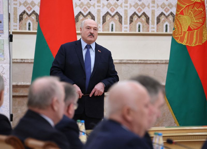 &copy; Reuters. El presidente bielorruso Alexander Lukashenko asiste a una reunión con miembros del Consejo de Ministros y del Consejo de Seguridad en Minsk, Bielorrusia, el 1 de marzo de 2022. Nikolai Petrov/BelTA/vía REUTERS. ATENCIÓN EDITORES -  ESTA IMAGEN HA SIDO