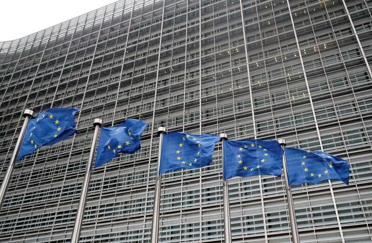 &copy; Reuters. أعلام الاتحاد الأوروبي أمام مقر المفوضية في بروكسل في صورة من أرشيف رويترز.
