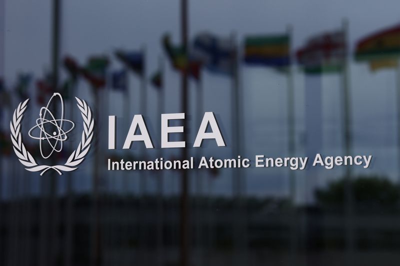 &copy; Reuters. شعار الوكالة الدولية للطاقة الذرية خارج مقرها في فيينا يوم 24 مايو أيار 2021. رويترز