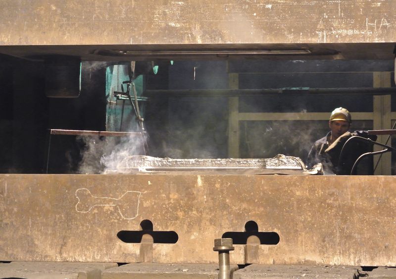 &copy; Reuters. An employee works with a titanium ingot at the VSMPO-Avisma factory in Verkhnyaya-Salda, some 1,800 km (1,100 miles) east of Moscow, November 7, 2013. REUTERS/Svetlana Burmistrova  (RUSSIA - Tags: BUSINESS)
