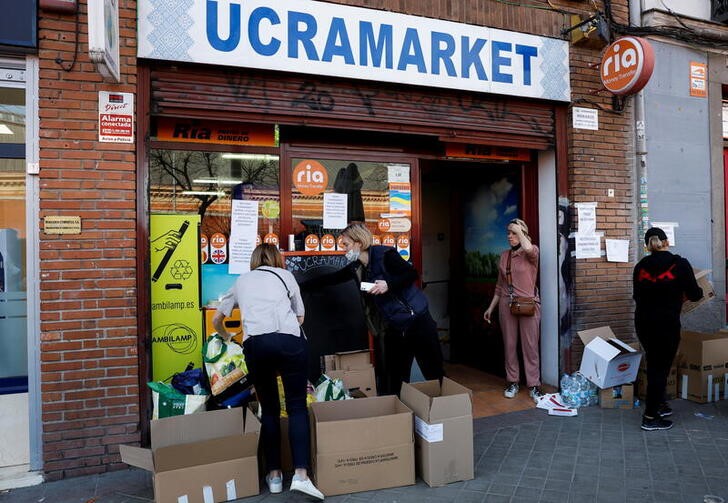 &copy; Reuters. Foto del martes de miembros de la comunidad ucraniana en Madrid compando medicinas y ropa para enviar a su país. 
Mar 1, 2022, REUTERS/Juan Medina