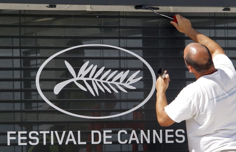 &copy; Reuters. عامل يقوم ببعض الأشغال بجوار شعار مهرجان كان السينمائي في فرنسا. صورة من أرشيف رويترز
