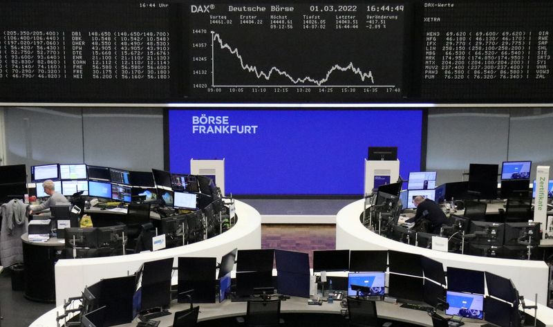 &copy; Reuters. لوحة إلكترونية تعرض حركة مؤشر داكس داخل بورصة فرانكفورت يوم الثلاثاء. رويترز