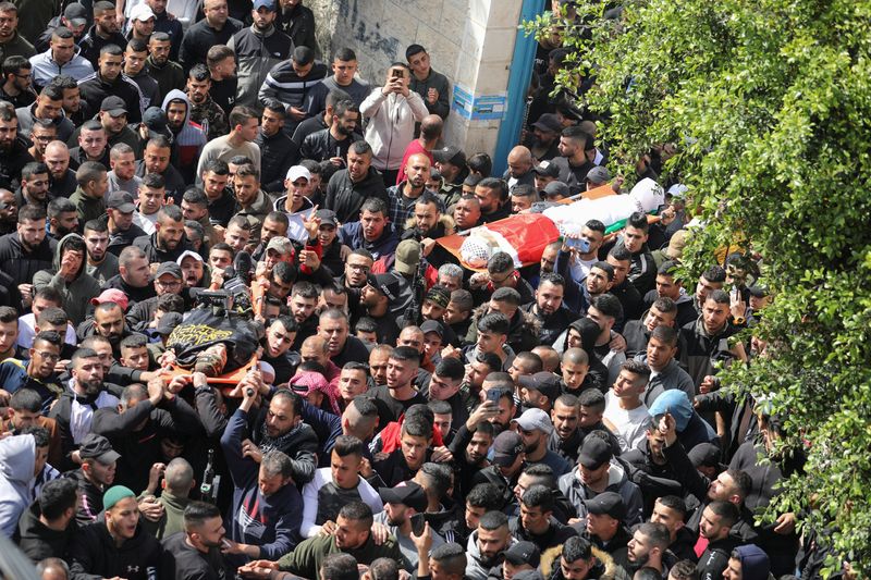 © Reuters. مشيعيون يحملون جثماني اثنين من حركة الجهاد في جنين بالضفة الغربية يوم الثلاثاء. تصوير: رنين صوافطة - رويترز