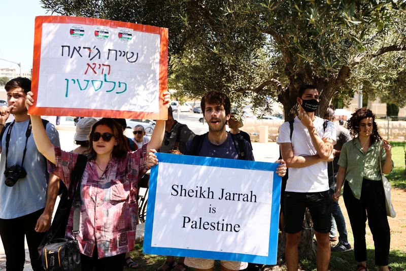 &copy; Reuters. مؤديون لبقاء سكان حي الشيخ جراح في منازلهم يرفعون لافتات خارج مقر المحكمة في القدس يوم 2 أغسطس آب 2021. رويترز