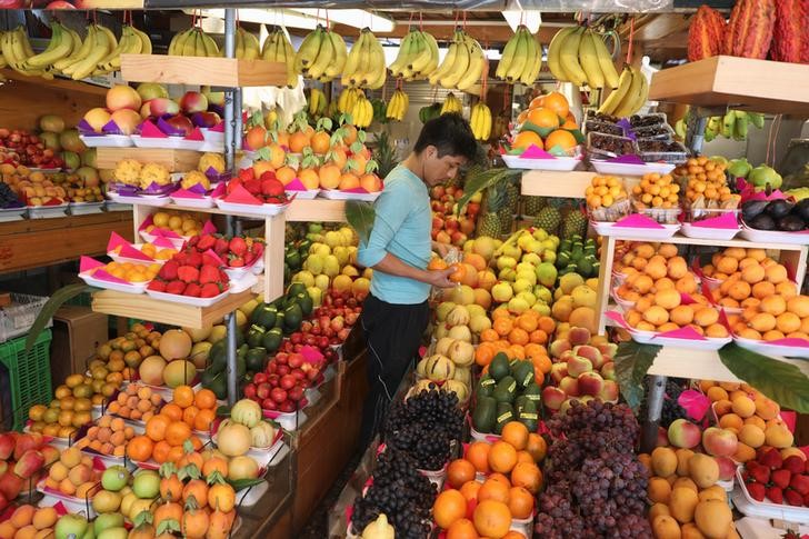 &copy; Reuters. Foto de archivo ilustrativa de un puesto de venta de frutas en Lima. 
Nov 2, 2018. REUTERS/Mariana Bazo