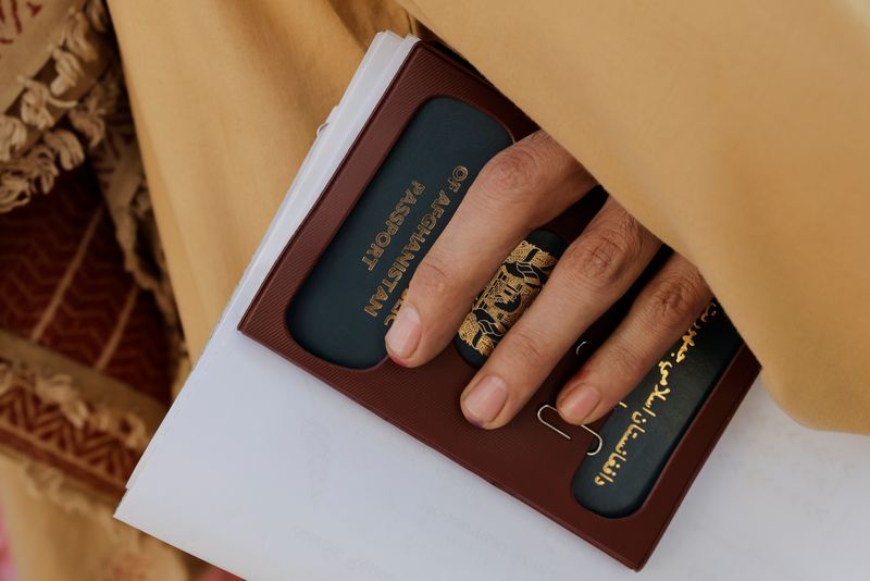 &copy; Reuters. رجل يحمل جواز سفر أفغاني في كابول يوم 6 أكتوبر تشرين الأول 2021. رويترز