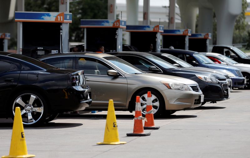 &copy; Reuters. FILE PHOTO: Vehicles line up for gasoline at the Fuel City service station in Dallas, Texas, U.S., September 1, 2017.  REUTERS/Brandon Wade/File Photo