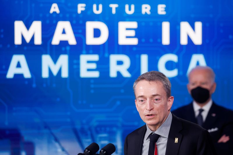 &copy; Reuters. FILE PHOTO: Intel CEO Pat Gelsinger, with U.S. President Joe Biden, announces the tech firm’s plan to build a $20 billion plant in Ohio, from the South Court Auditorium on the White House campus in Washington, U.S. January 21, 2022. REUTERS/Jonathan Ern