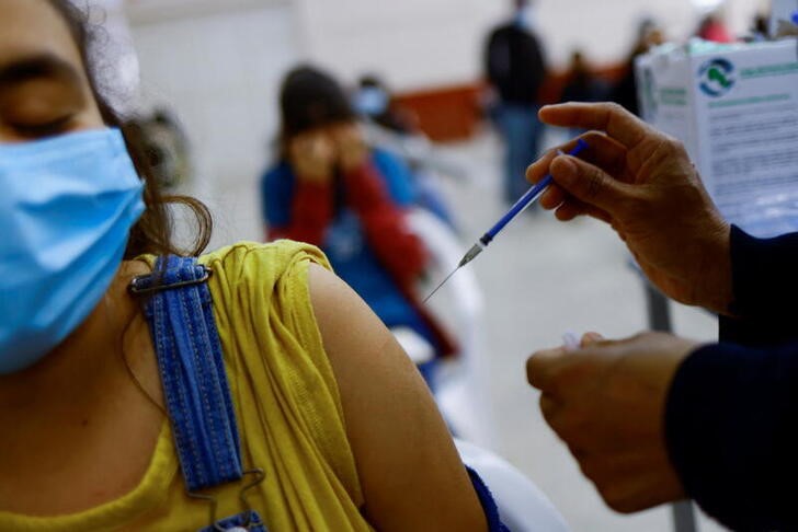 &copy; Reuters. 　ロイターの集計によると、新型コロナウイルスの感染者は世界全体で４億３５５５万人を超え、死者は６３２万５５４１人となった。写真はメキシコ北部プラクセディス・G・ ゲレロでワ