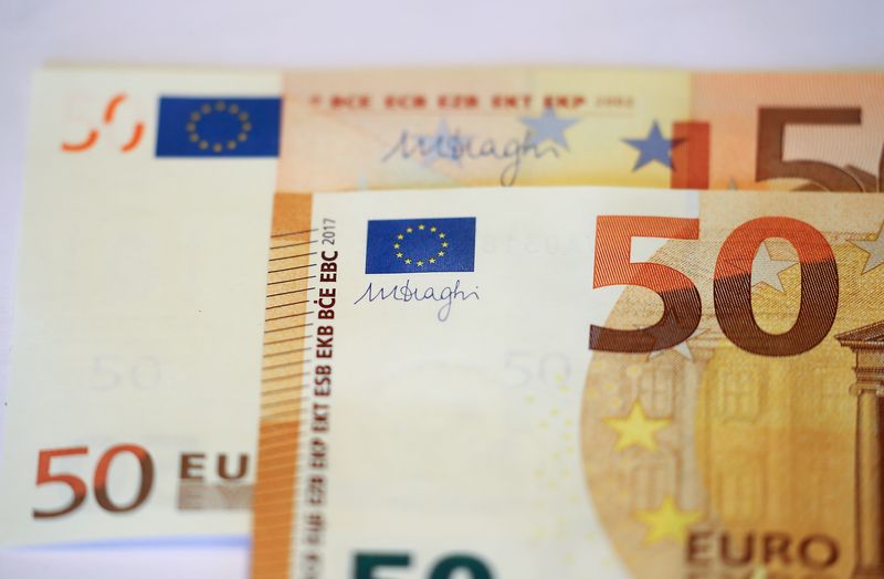 &copy; Reuters. FILE PHOTO: The signature of the President of the European Central Bank (ECB), Mario Draghi, is seen on the new 50 euro banknote during a presentation by the German Central Bank (Bundesbank) at its headquarters in Frankfurt, Germany, March 16, 2017.      