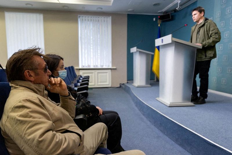 © Reuters. الممثل والمخرج شون بن يحضر مؤتمرا صحفيا في المكتب الرئاسي في كييف بأوكرانيا يوم 24 فبراير شباط 2022. صورة لرويترز من المكتب الصحفي للرئاسة الأوكرانية.