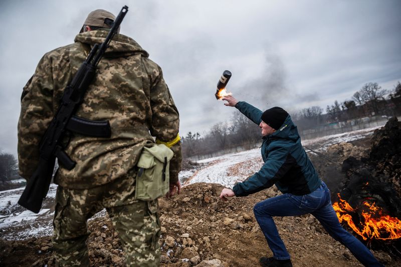 &copy; Reuters. A civilian trains to throw Molotov cocktails to defend the city, as Russia's invasion of Ukraine continues, in Zhytomyr, Ukraine March 1, 2022.  REUTERS/Viacheslav Ratynskyi
