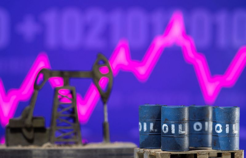 &copy; Reuters. FILE PHOTO: Models of oil barrels and a pump jack are displayed in front of a rising stock graph and "$100" in this illustration taken February 24, 2022. REUTERS/Dado Ruvic/Illustration 