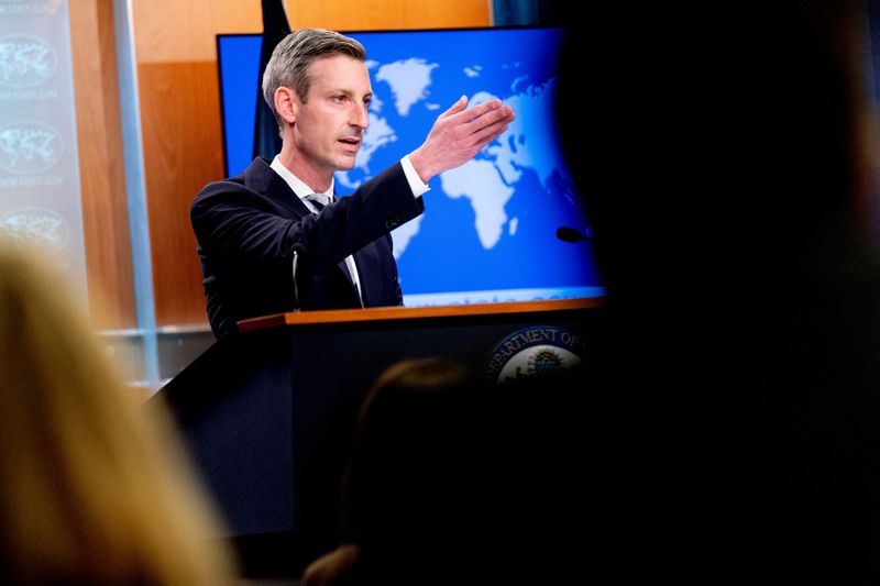 © Reuters. المتحدث باسم وزارة الخارجية الأمريكية نيد برايس خلال مؤتمر صحفي في واشنطن يوم الاثنين. صورة لرويترز من ممثل لوكالات الأنباء.