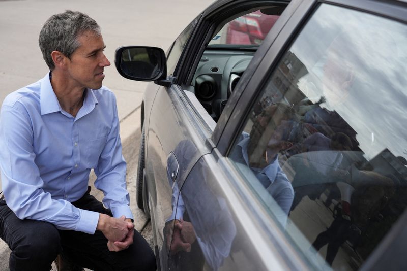 &copy; Reuters. Texas Democratic gubernatorial candidate Beto O'Rourke speaks to a constituent in his car before voting in the primary election in El Paso, Texas, U.S. March 1, 2022.  REUTERS/Paul Ratje