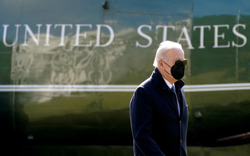 &copy; Reuters. IMAGEN DE ARCHIVO. El presidente de Estados Unidos, Joe Biden, retorna a la Casa Blanca, en Washington, EEUU, Febrero 28, 2022. REUTERS/Kevin Lamarque