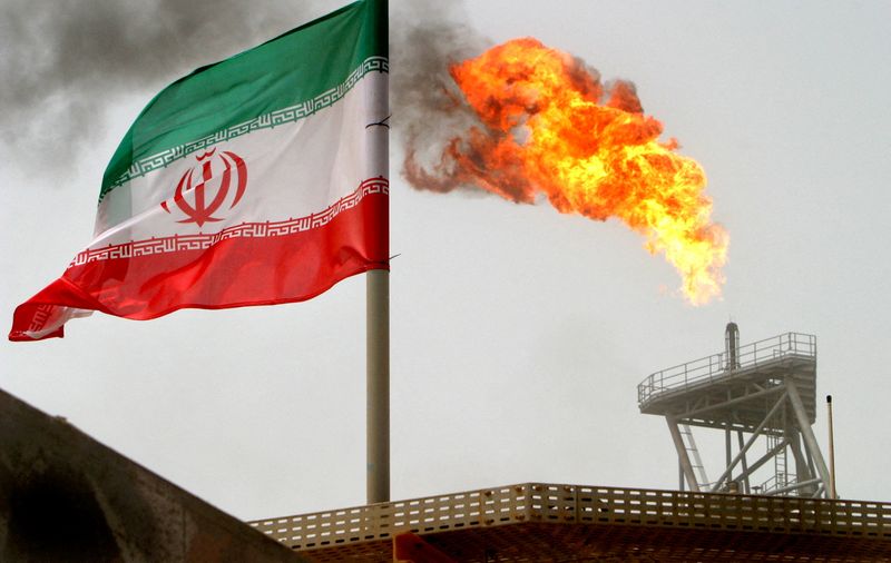 &copy; Reuters.     タンカー追跡会社３社のデータによると、１月の中国のイラン産原油購入量は推計で日量７０万バレルを超え、過去最高となった。資料写真、２００５年７月、イランで撮影（２０２２