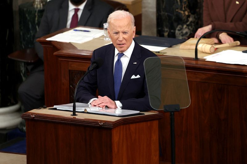 Biden anuncia nova iniciativa COVID que dá pílulas gratuitas aos americanos