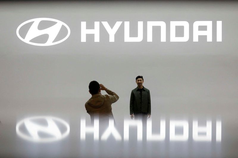 &copy; Reuters. FILE PHOTO: Visitors take photographs in front of the logo of Hyundai Motor during the 2019 Seoul Motor Show in Goyang, South Korea, March 28, 2019. REUTERS/Kim Hong-Ji