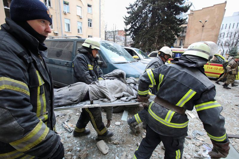 &copy; Reuters. Au moins 21 personnes ont été tuées et plus d'une centaine ont été blessées au cours des 24 heures écoulées dans des bombardements russes ciblant la ville de Kharkiv, dans l'est de l'Ukraine, a annoncé mercredi le gouverneur régional, Oleg Sineg