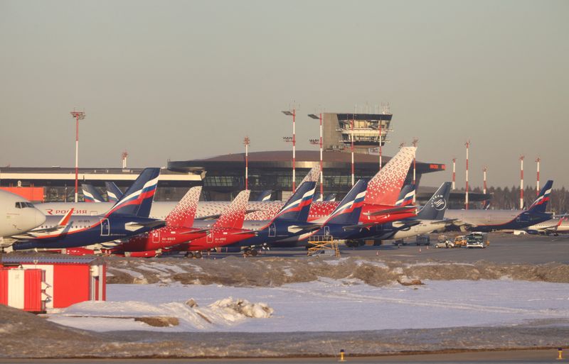 &copy; Reuters. Aviones de pasajeros de las aerolíneas rusas, entre ellas Aeroflot y Rossiya, aparcados en el aeropuerto internacional de Sheremetyevo en Moscú, Rusia, el 1 de marzo de 2022. REUTERS/Marina Lystseva 