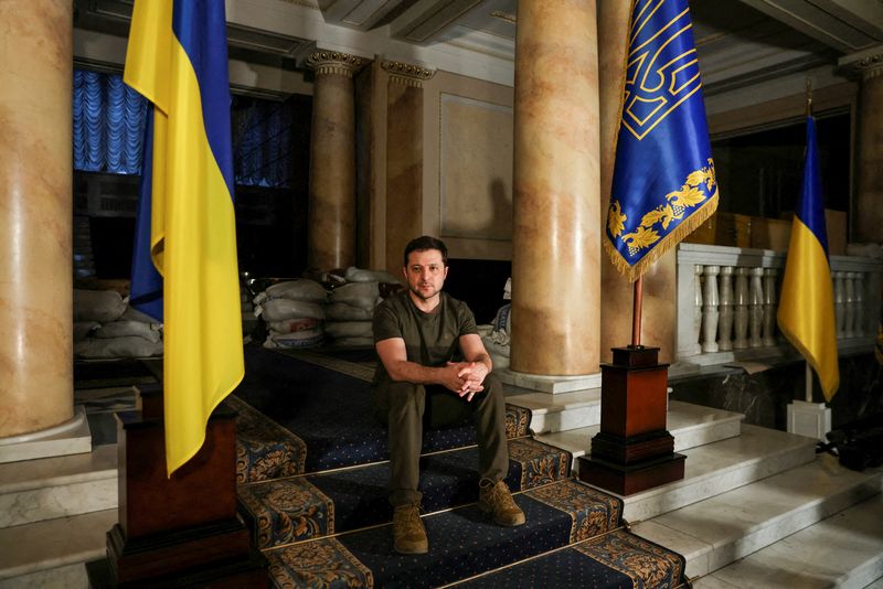 &copy; Reuters. Ukrainian President Volodymyr Zelenskiy poses after an interview with Reuters in Kyiv, Ukraine, March 1, 2022. REUTERS/Umit Bektas 