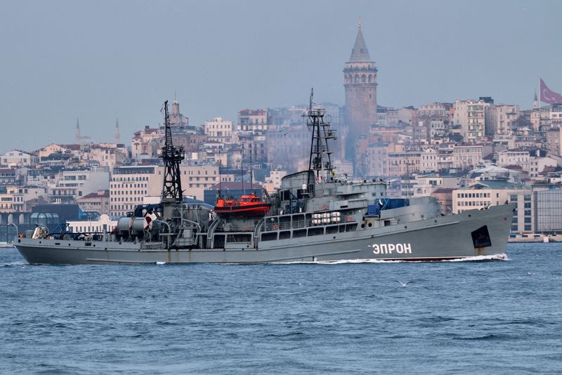&copy; Reuters. FOTO DE ARCHIVO: El remolcador de rescate de la clase Prut EPRON de la Flota del Mar Negro de la Armada rusa navega en el Bósforo, en su camino hacia el Mar Negro, en Estambul, Turquía 17 de febrero de 2022.  REUTERS/Yoruk Isik