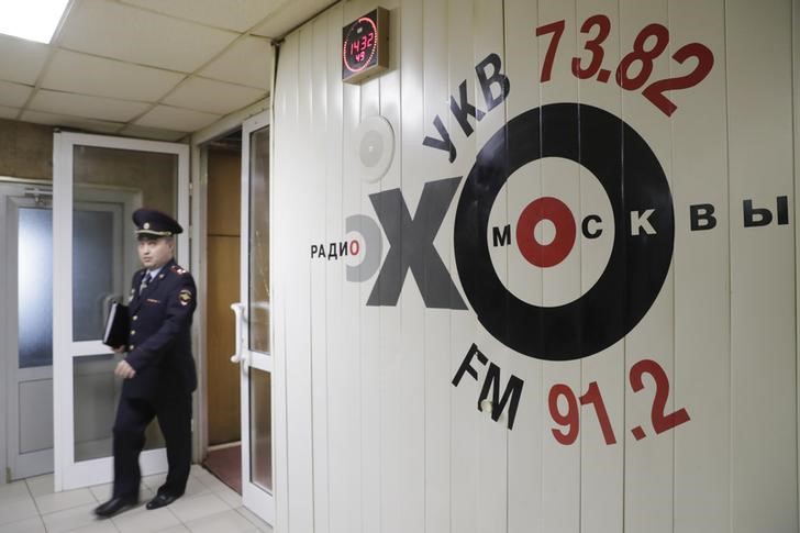 &copy; Reuters. An Interior Ministry officer walks inside the office of Russian radio station Ekho Moskvy, after an intruder attacked the station's anchor Tatyana Felgengauer in Moscow, Russia October 23, 2017. REUTERS/Tatyana Makeyeva