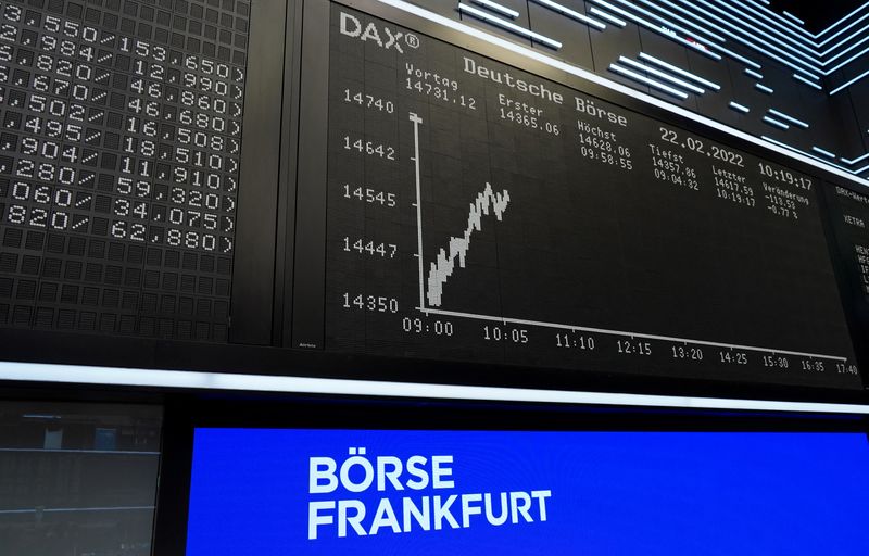 &copy; Reuters. FOTO DE ARCHIVO: El gráfico del índice bursátil alemán DAX en la bolsa de Fráncfort, Alemania, 22 de febrero de 2022. REUTERS/Timm Reichert