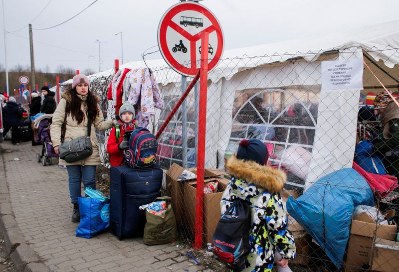 &copy; Reuters. La Commission européenne a proposé mercredi d'accorder une protection temporaire aux Ukrainiens se réfugiant dans l'Union européenne pour fuir la guerre, en leur octroyant des permis de séjour ainsi qu'en leur garantissant l'accès à l'éducation et
