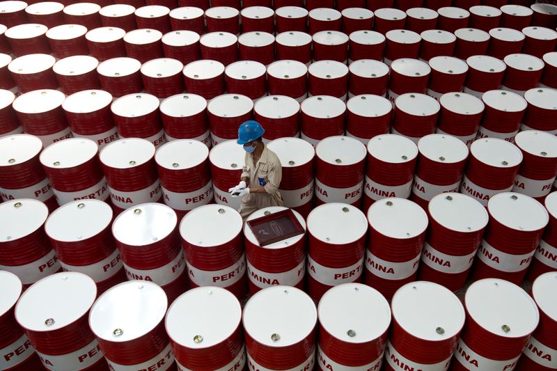 &copy; Reuters. A worker prepares to label barrels of lubricant oil at the state oil company Pertamina's lubricant production facility in Cilacap, Central Java, Indonesia November 6, 2017 in this photo taken by Antara Foto. Antara Foto/Rosa Panggabean/ via REUTERS/Files