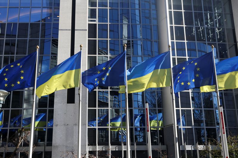 &copy; Reuters. FOTO DE ARCHIVO: Las banderas de la Unión Europea y de Ucrania ondean frente al edificio del Parlamento de la UE, en Bruselas, Bélgica, 28 de febrero de 2022. REUTERS/Yves Herman