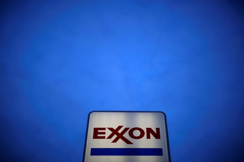 &copy; Reuters. Logo Exxon in una stazione di servizio nel sobborgo di Norridge, Illinois, USA, a Chicago, 27 ottobre 2016. REUTERS/Jim Young
